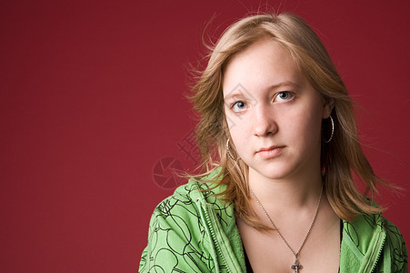 那个年轻女孩绿色头发青年女孩们衣服红色青少年青春期工作室成人图片