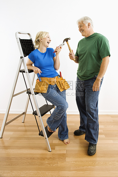 男人和女人用工具和梯子男人房子家庭生活女性家装金发女郎照片团队白色头发图片