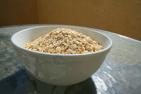 碗中燕麦食物纤维稀饭谷物盘子麦片纹理早餐拼盘白色背景图片