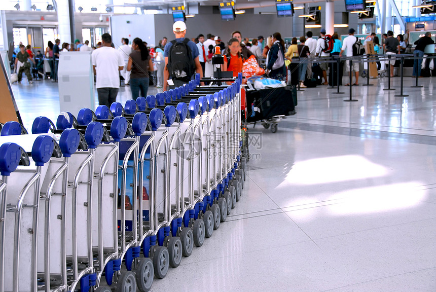 机场人群车轮旅行者障碍大车游客航空公司飞行柜台飞机衬垫图片