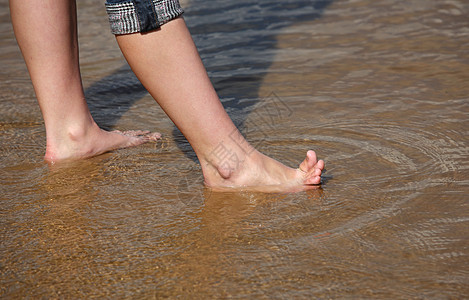水中的两腿足疗假期脚趾生活女士波浪娱乐身体治疗海洋图片