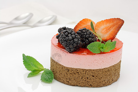 巧克力和草莓蛋糕白色红色装饰勺子食物盘子奢华叶子诱惑粉色图片