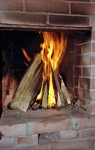 在壁炉中烧柴木头火焰乡村房子加热点燃村庄红色图片
