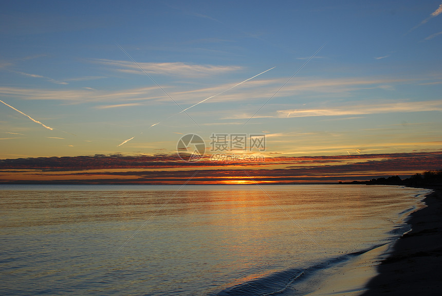 Falsterbo海滩日落橙子蓝色海浪太阳天空黑色图片