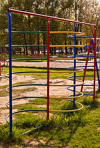 儿童游乐场晴天游戏享受公园孩子操场楼梯乐趣金属童年背景图片