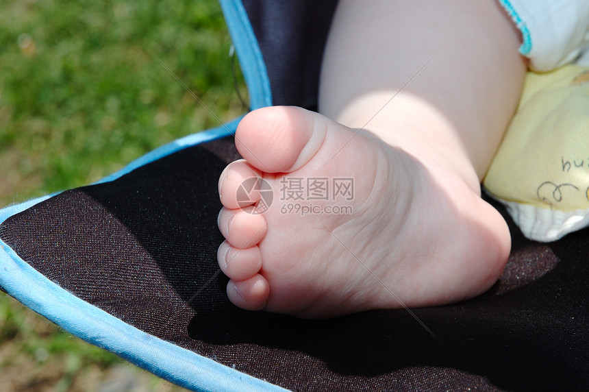 婴儿脚在马车上图片