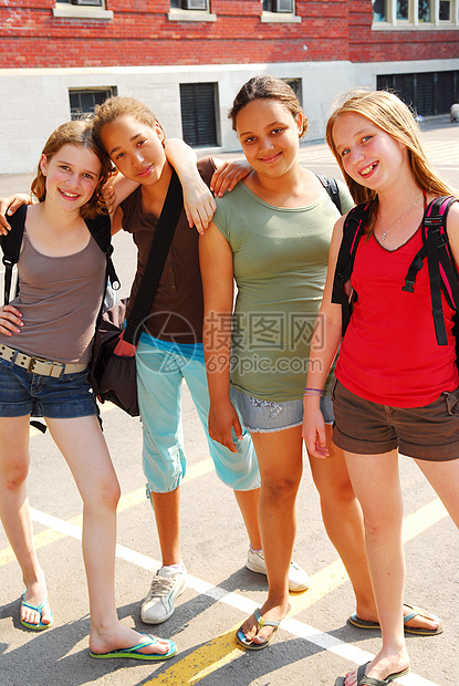 在校女生院子幸福女孩们入口青少年女性朋友青年青春期建筑图片