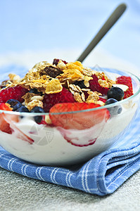 配有浆果和面粉的酸奶饮食低脂肪小吃美食早餐服务午餐粮食奶制品玻璃图片