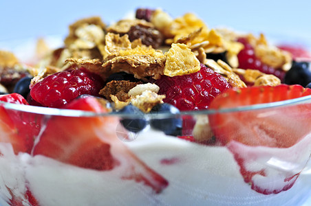 配有浆果和面粉的酸奶玻璃早餐美食营养服务零食低脂肪水果节食谷物图片
