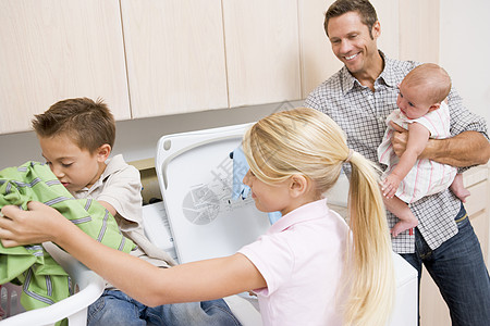 父亲和洗衣业儿童洗衣店儿子家庭四个人衣服婴儿衣篮家务男生孩子图片