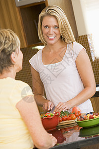 妇女准备晚宴视图烹饪用餐健康饮食成人蔬菜午餐家庭生活吃饭食物图片