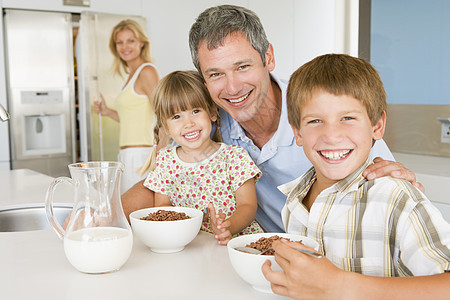 父亲和有孩子的孩子 他们吃早餐 母亲在巴克图片