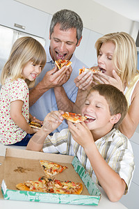 家庭一起吃披萨男人父亲青春期孩子母亲姐姐时间女孩中年女士图片