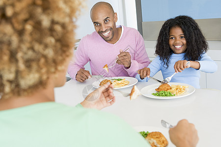 一家人一起吃饭 一起吃饭享受时间健康饮食中年桌子孩子女孩男人女士母亲图片