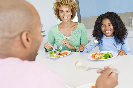 一家人一起吃饭 一起吃饭女儿女士母亲时间享受中年午餐饭厅服装男人图片