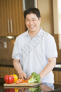 男人购物蔬菜烹饪微笑用餐成人享受时间健康饮食服装厨房休闲图片