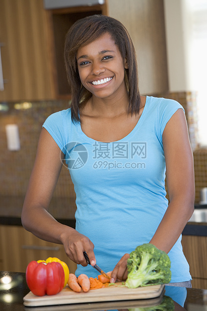 妇女买菜蔬菜青少年用餐服装吃饭享受健康饮食烹饪厨房休闲时间图片
