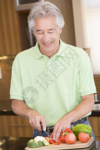 男人购物蔬菜用餐健康饮食家庭生活晚餐享受吃饭服装厨房时间中年图片