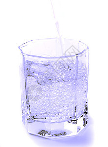 玻璃杯中的水白色气泡液体茶点玻璃飞溅酒精喷泉蓝色矿物图片