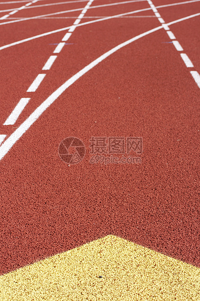 在您的标记上车道跑步会场体育场运动活力田径白色线条红色图片