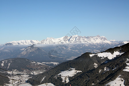 冬季草地蒂罗醇大山时间单根蓝色图片