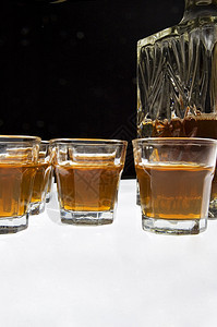 威士忌玻璃酒精派对庆典饮料背景图片
