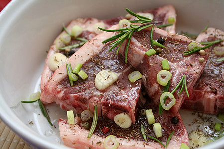 新鲜肉洋葱食物迷迭香香料图片