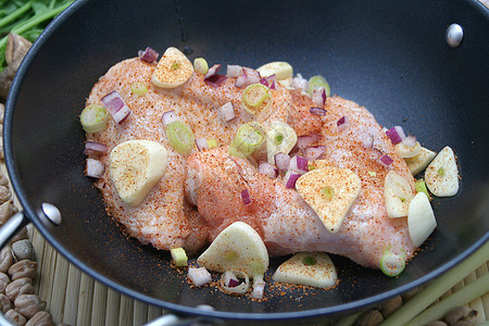 新鲜鸡肉食物香料烹饪图片