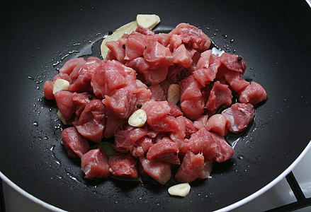 新鲜肉胡椒猪肉香料平底锅食物图片