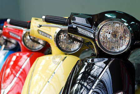 三辆黑色 黄色和红色的摩托车图片