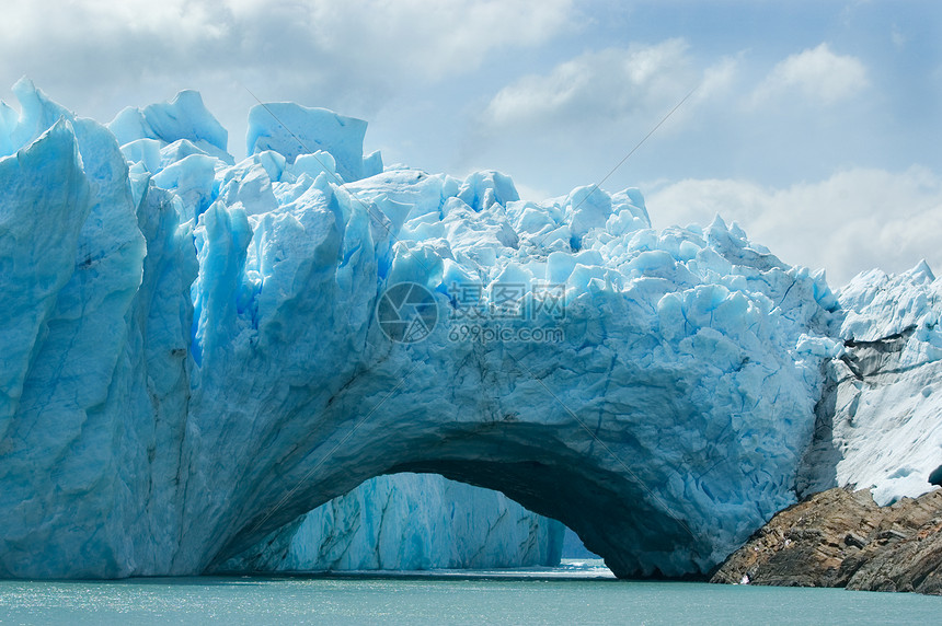 阿根廷大佩里托莫雷诺冰川的景象天空旅行冰山冻结假期闲暇场景反射季节美丽图片