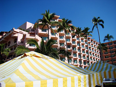 墨西哥海滩前度假胜地建筑假期热带旅行游客旅游闲暇天堂棕榈天空图片