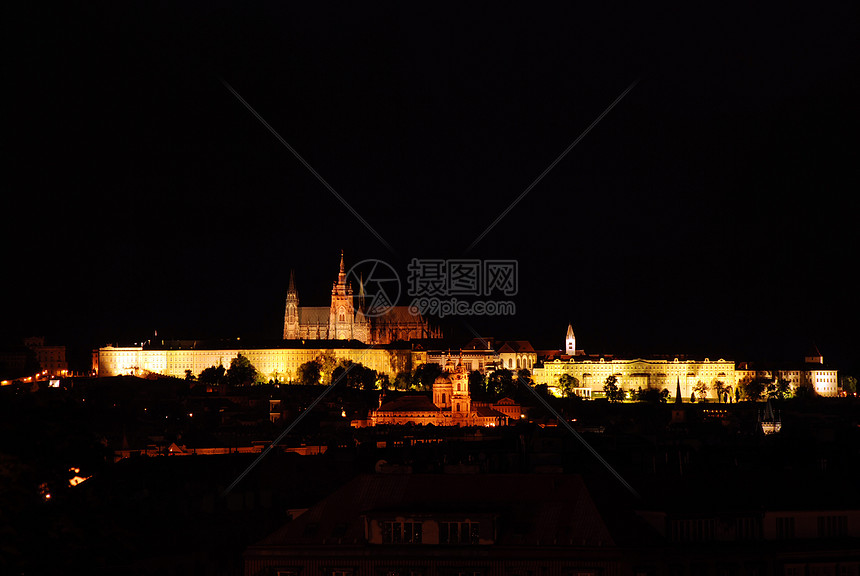 夜里布拉格城堡全景教会灯笼首都建筑学运输遗产旅行小精灵城市图片