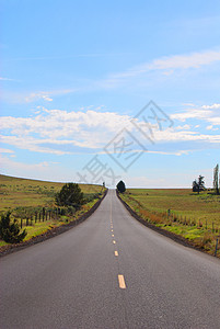 双向四车道国路孤独空白驾驶农村沥青草地道路爬坡车道地平线背景