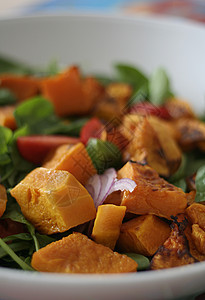 烤南瓜沙拉绿色素食食物美食家洋葱健康饮食午餐晚餐蔬菜生活方式图片