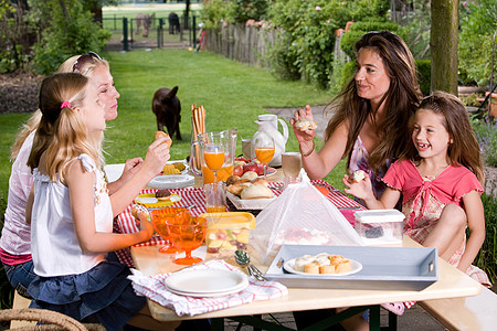 夏季野餐金发孩子们食物友谊母亲朋友桌子女性团体黑发图片