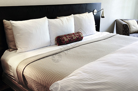 床间和舒适的床铺摆设装饰软垫房间靠垫羽绒被风格休息房子奢华图片