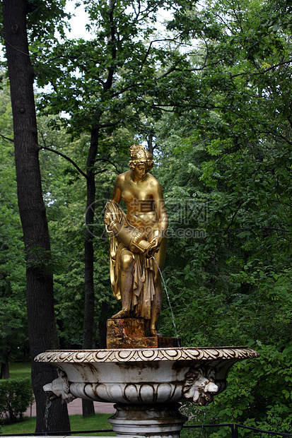 彼得霍夫公园雕像图片