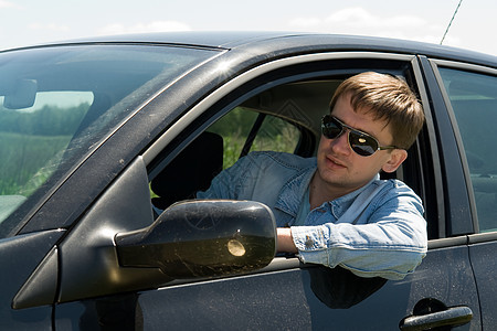 车里的男男子运输活动车辆旅行男性驾驶司机自由成人图片