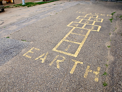 天与地之间活动路面地球沥青童年线条院子绘画娱乐操场图片