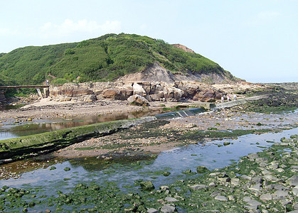 海滨的岩礁池冒险风景海滩爬坡海岸线岩池悬崖水池低潮岩石图片