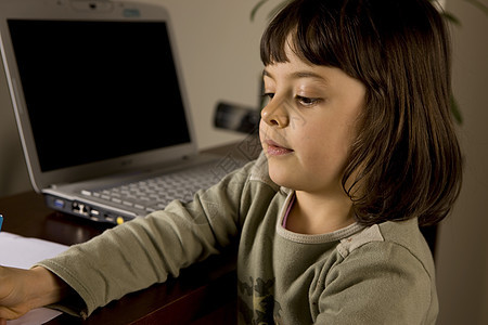 计算机小电脑桌子孩子乐趣人脸笔记本年龄呐喊技术电脑显示器表情图片