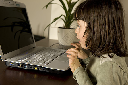 计算机小电脑后代呐喊技术愤怒震惊小学小姑娘孩子年龄桌子图片