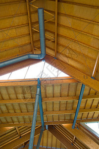 木屋顶黄色框架天空管道天花板房子财产金属建筑木头图片