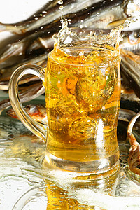 啤酒喷洒干旱镜子泡沫液体气泡庆典琥珀色玻璃酒吧反射图片