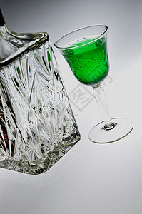 绿仙子绿色醒酒器饮料庆典新年派对酒精眼镜水晶瓶子背景图片