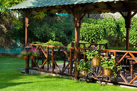 有很多绿色植物的露天空咖啡厅园艺露天金属晴天食堂露台后院酒吧阳台餐厅图片