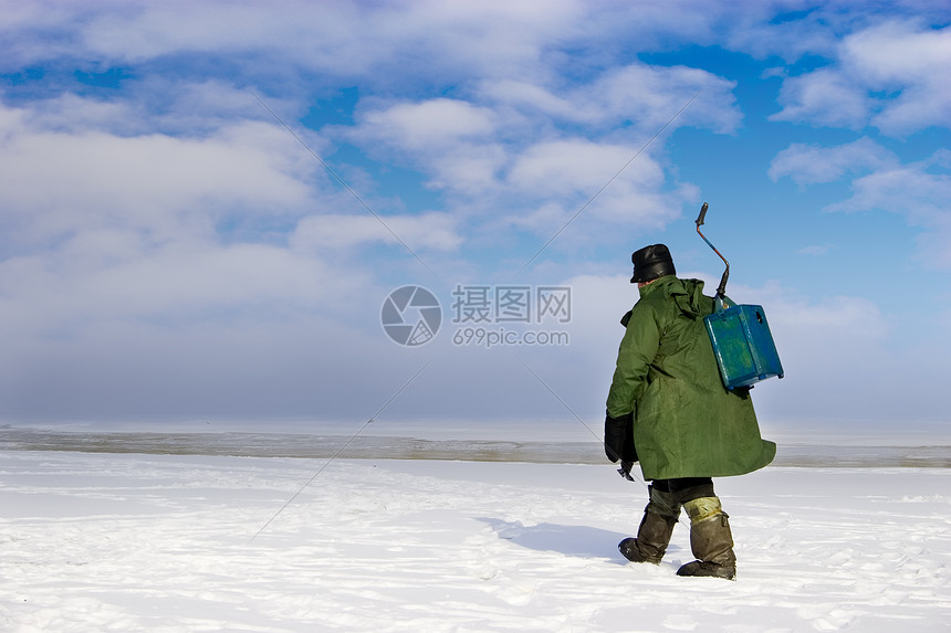 冰雪渔民离家出走男人钓鱼阳光冰钻天空冰钓服装闲暇多云爱好图片