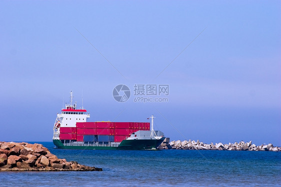 装有红色集装箱的货船港口出口贸易商业船运天空驳船导航血管码头图片