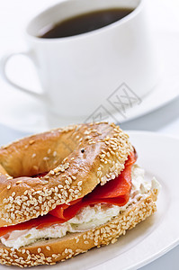 熏鲑鱼肉面包和咖啡种子奶油餐厅盘子食物杯子早餐营养服务芝麻图片